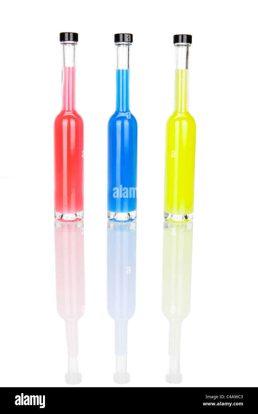 Trois bouteilles en verre de couleur avec Getra ¤ nken en rouge, bleu, jaune Banque D'Images