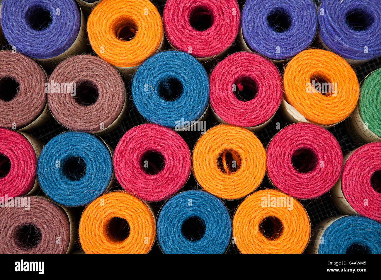 Bobines de ficelle de jardinage multicolores Banque D'Images