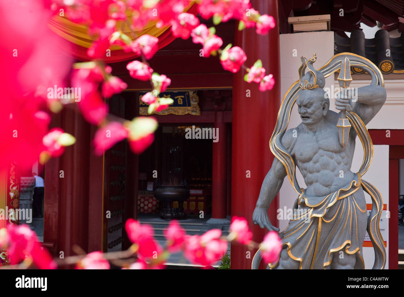 Singapour, Singapour, Chinatown. Guardian statue au Buddha Tooth Relic Temple and Museum. Banque D'Images