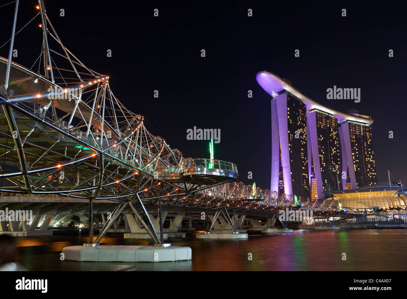 Singapour, Singapour, Marina Bay. L'Helix Bridge et Marina Bay Sands de Singapour. Banque D'Images