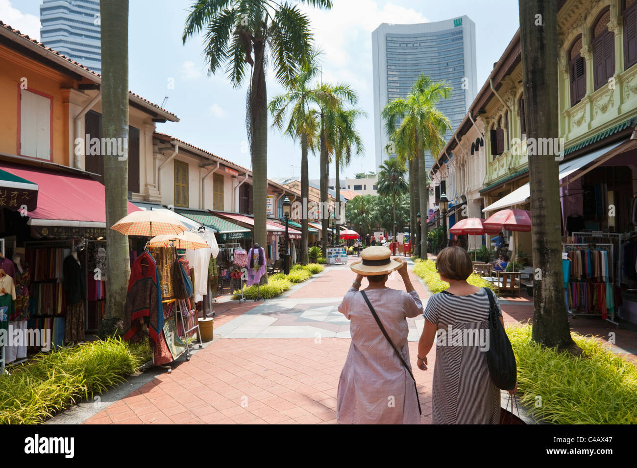 Singapour, Singapour, quartier arabe. Les touristes de shopping dans le centre commercial Bussorah - une zone de maisons-boutiques traditionnels malais. Banque D'Images