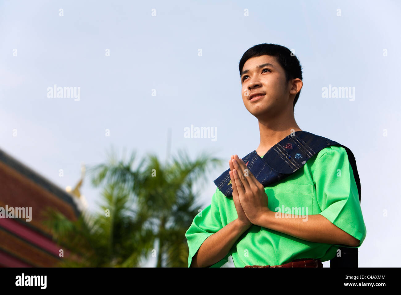 La Thaïlande, Nakhon Phanom, que Phanom. Danseur en robe traditionnelle Isan au Wat Phra That Phanom Banque D'Images
