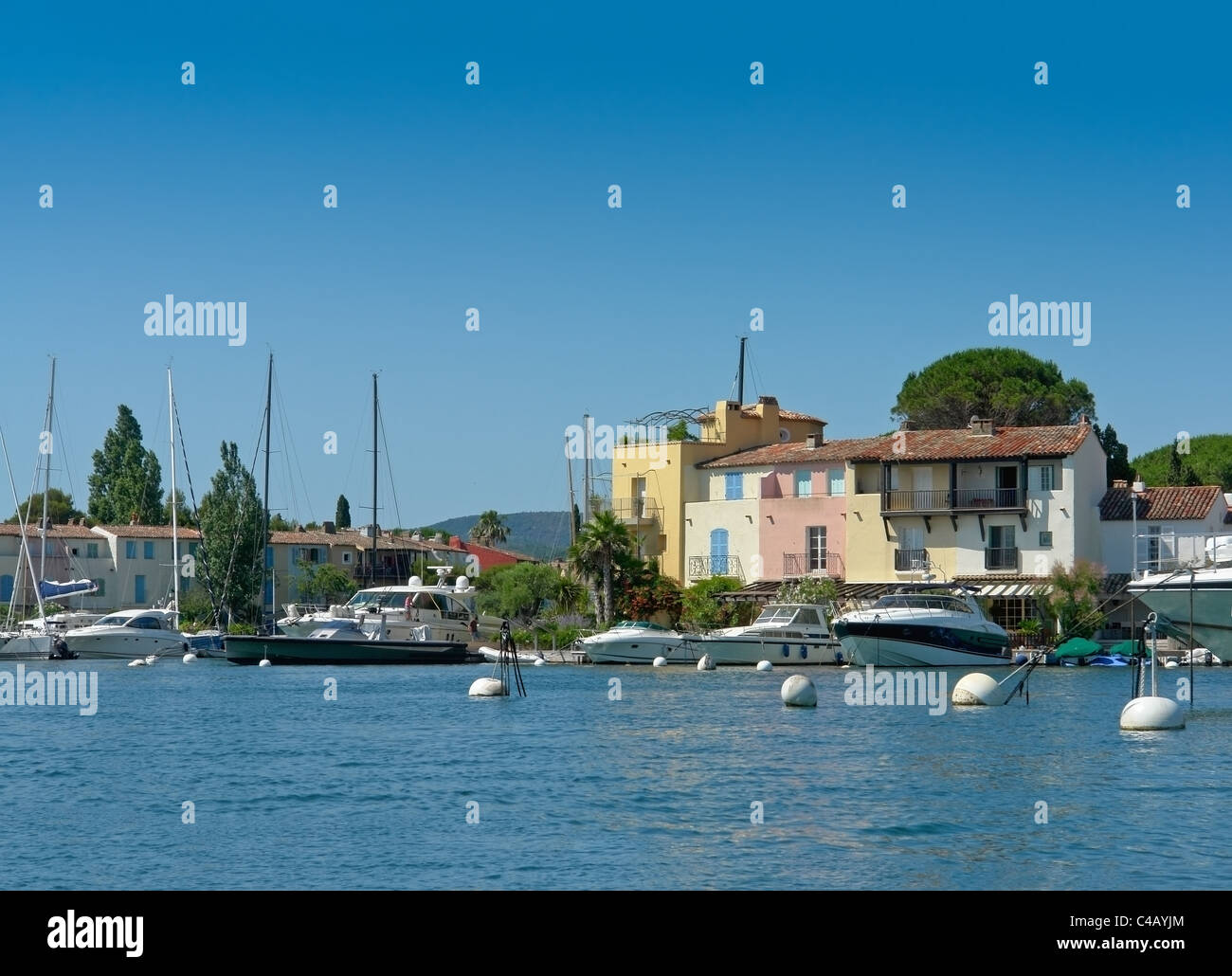 Maisons au bord de l'eau et de bateaux dans la station balnéaire de Port Grimaud, Var, Provence, France Banque D'Images