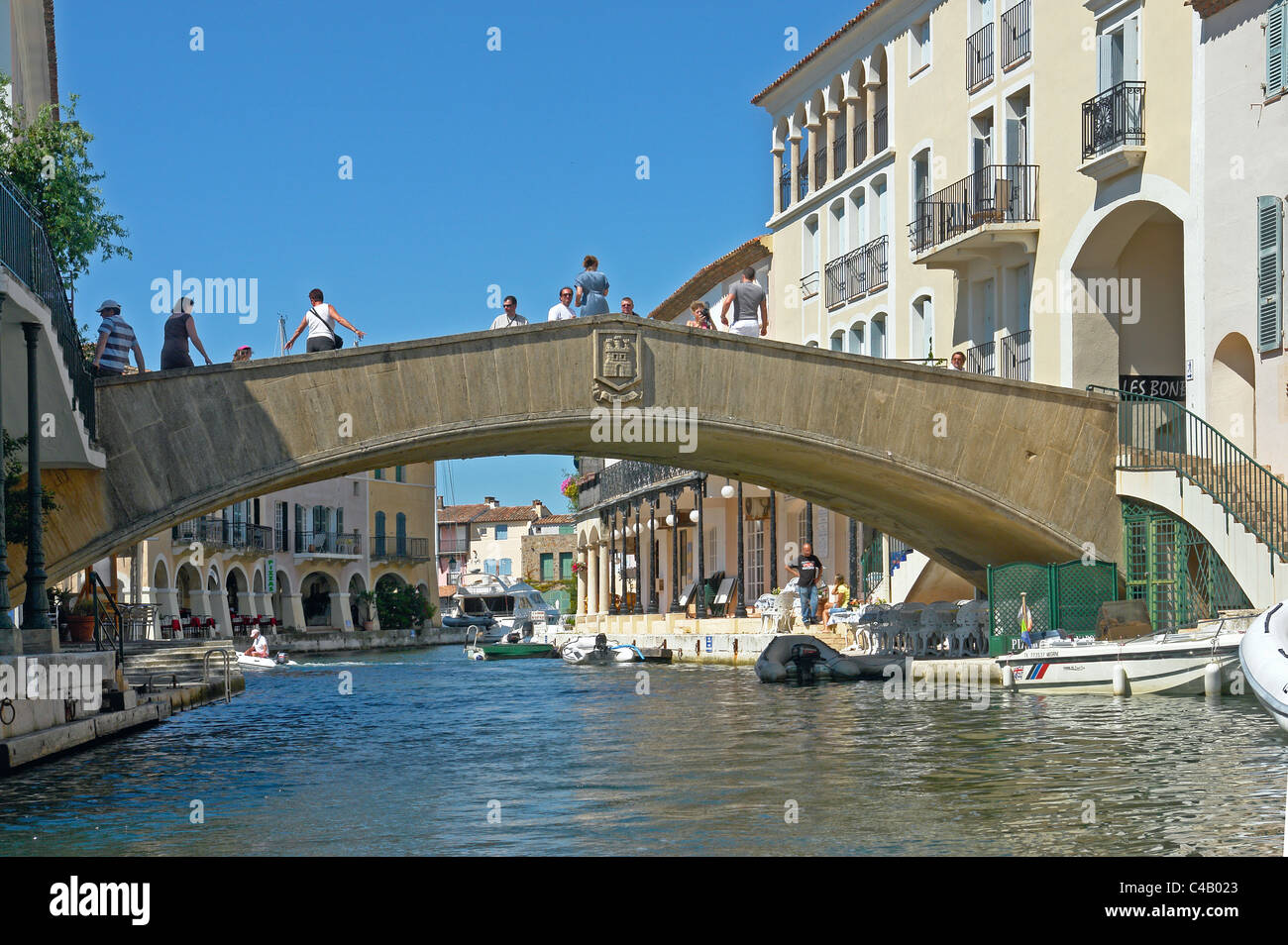 Maisons au bord de l'eau et de bateaux dans la station balnéaire de Port Grimaud, Var, Provence, France Banque D'Images