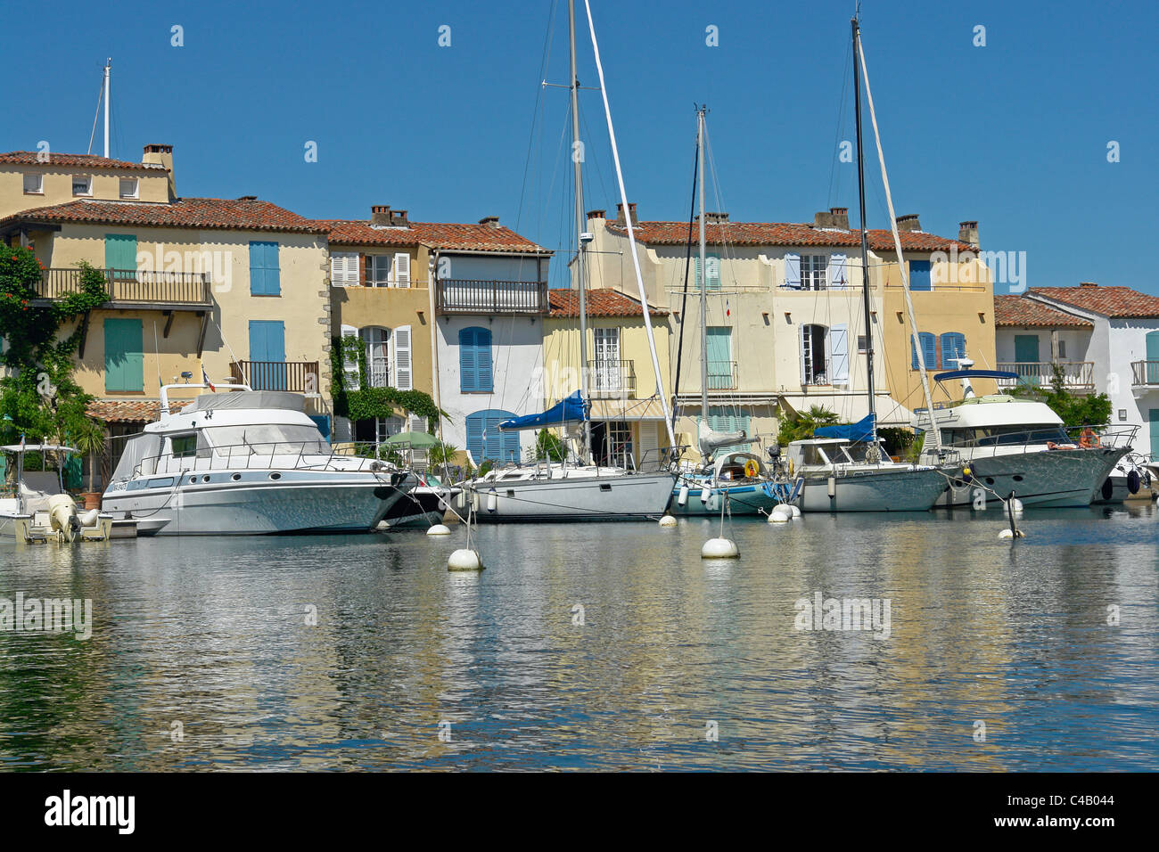 Maisons au bord de l'eau et de bateaux dans la station balnéaire de Port Grimaud, Var, Provence, France Banque D'Images