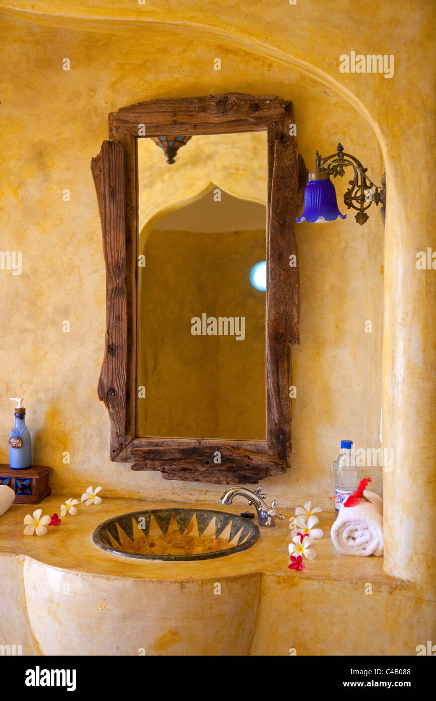 Zanzibar, Matemwe Bungalows. La superbe salle de bains suit attaché à l'une des villas de luxe à Marrakech. Banque D'Images