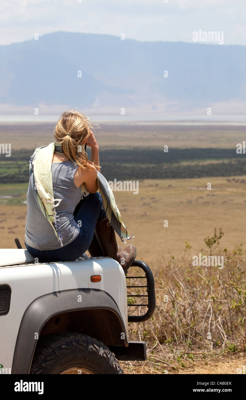 La Tanzanie, le Ngorongoro. Le tourisme donne sur le cratère du Ngorongoro depuis le capot de son Land Rover. M. Banque D'Images