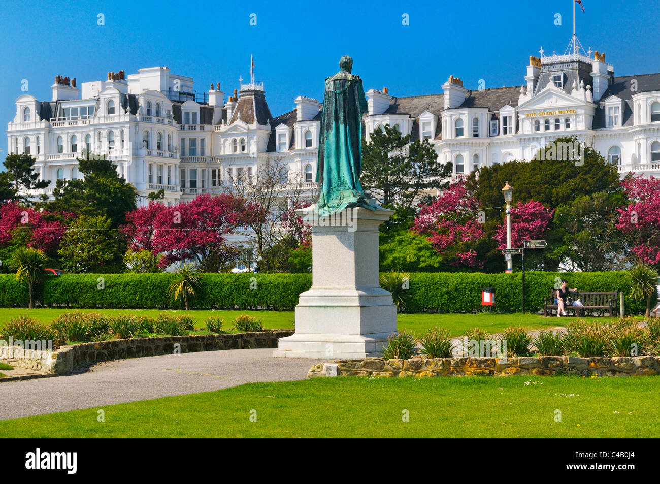 Statue du duc de Devonshire sur les pelouses de l'Ouest faisant face au Grand Hotel, Eastbourne, East Sussex, UK Banque D'Images