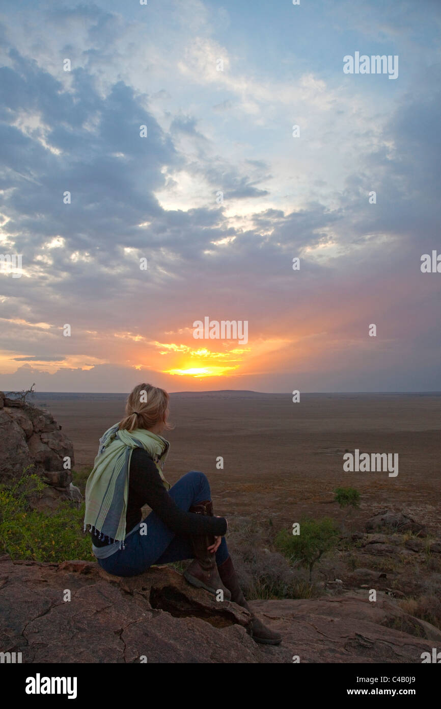 D'Olduvai en Tanzanie. Le tourisme bénéficie de la coucher du soleil avec vue sur les plaines vers le Serengeti. M. Banque D'Images