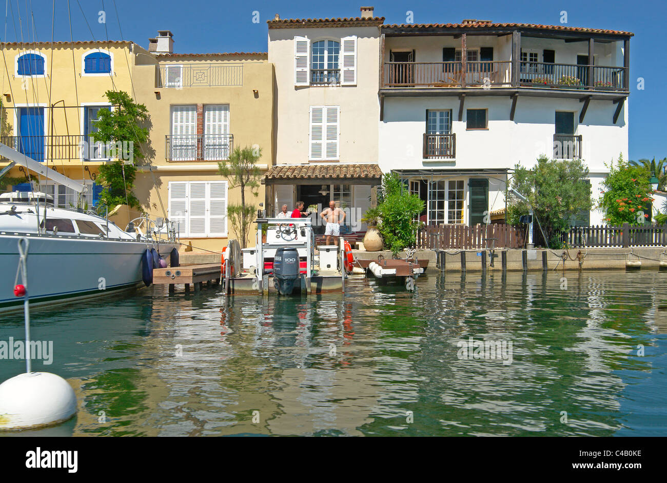 Maisons au bord de l'eau et de bateaux dans la station balnéaire de Port Grimaud, Var, Provence, France Banque D'Images
