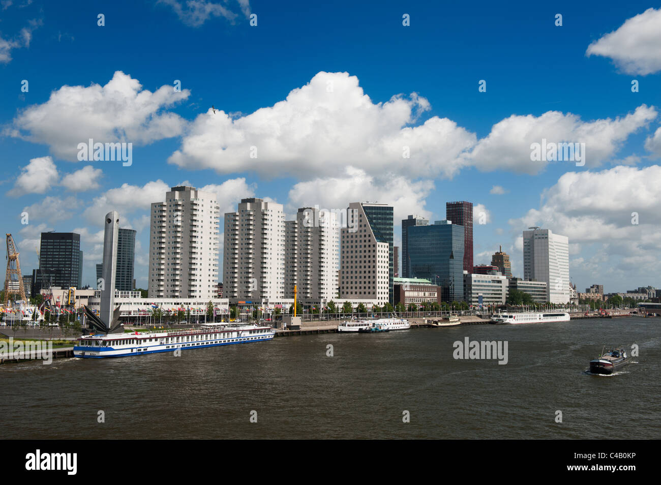 Horizon de Rotterdam et la meuse aux Pays-Bas, Europe Banque D'Images