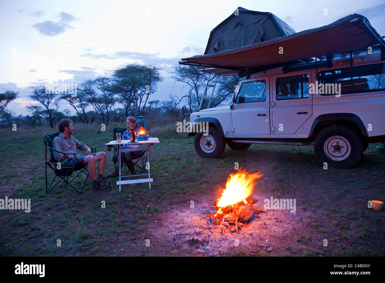 La Tanzanie, Serengeti. Camping rugueux dans l'un des espace 'spécial campings' (séroconversion 1 extra). M. Banque D'Images