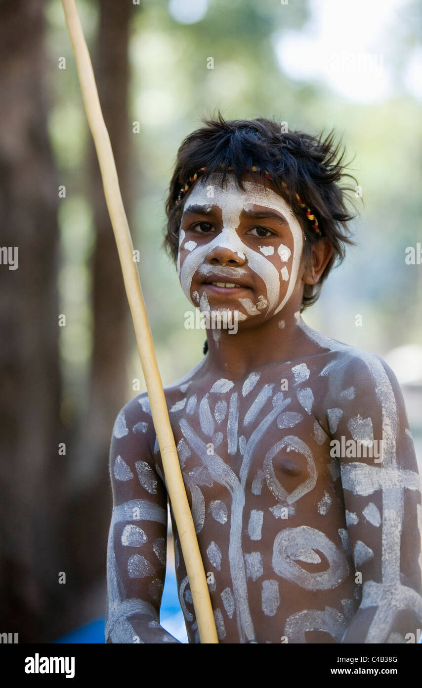 L'Australie, Queensland, Laura. Jeune danseuse indigènes décorés de peinture du corps tribal. Banque D'Images