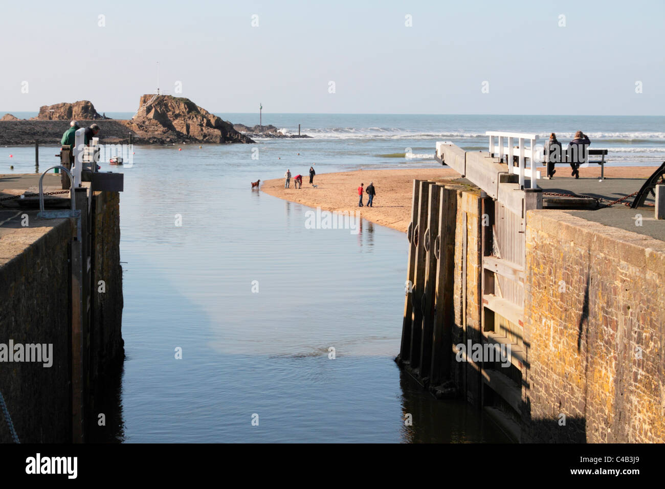 Sea Gate et de stationnement au canal de Bude, Bude, Cornwall, du nord qui mène à l'océan Atlantique. Banque D'Images