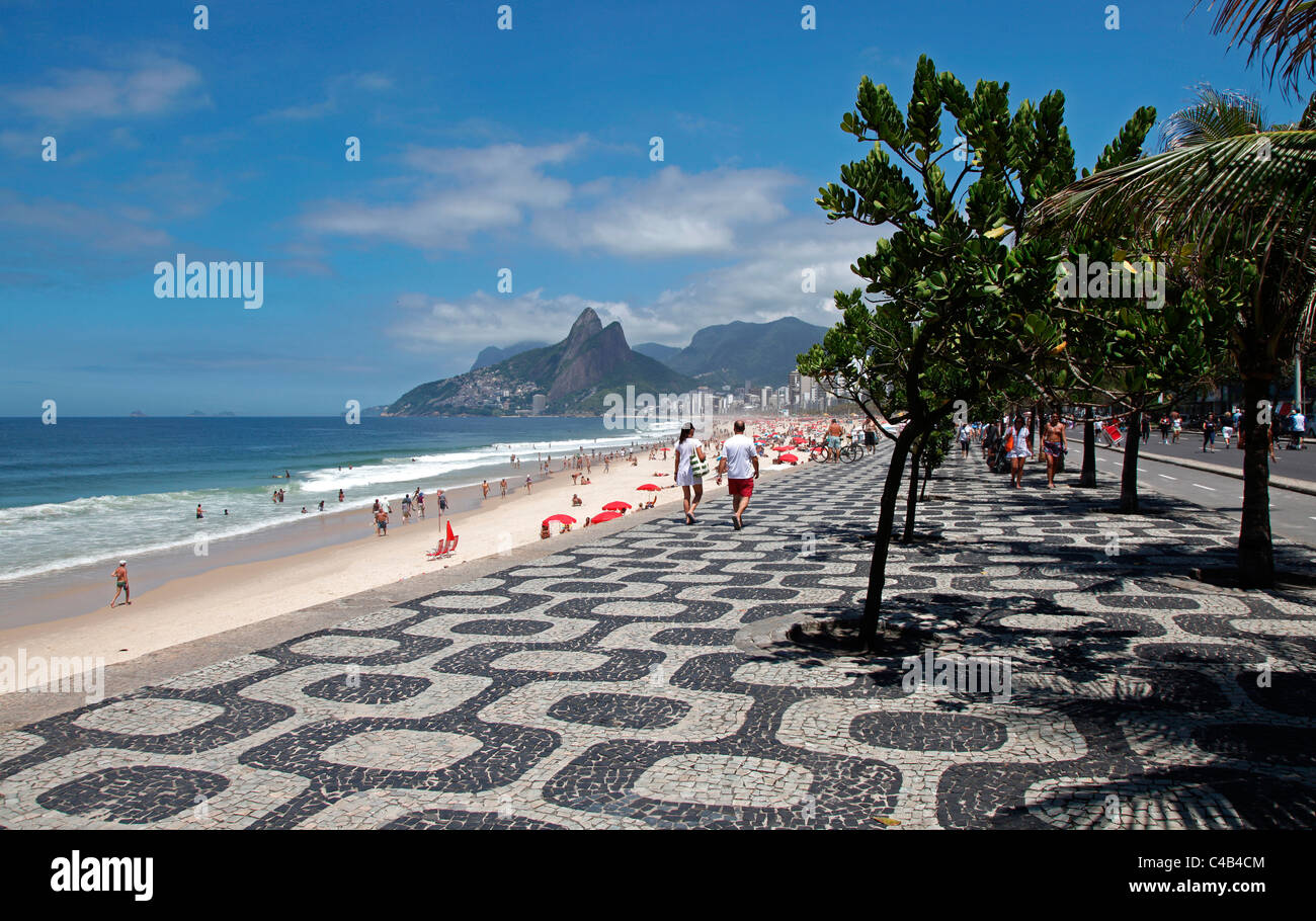 La célèbre plage d'Ipanema à Rio de Janeiro avec les deux frères montagne dans l'arrière-plan. Brésil Banque D'Images