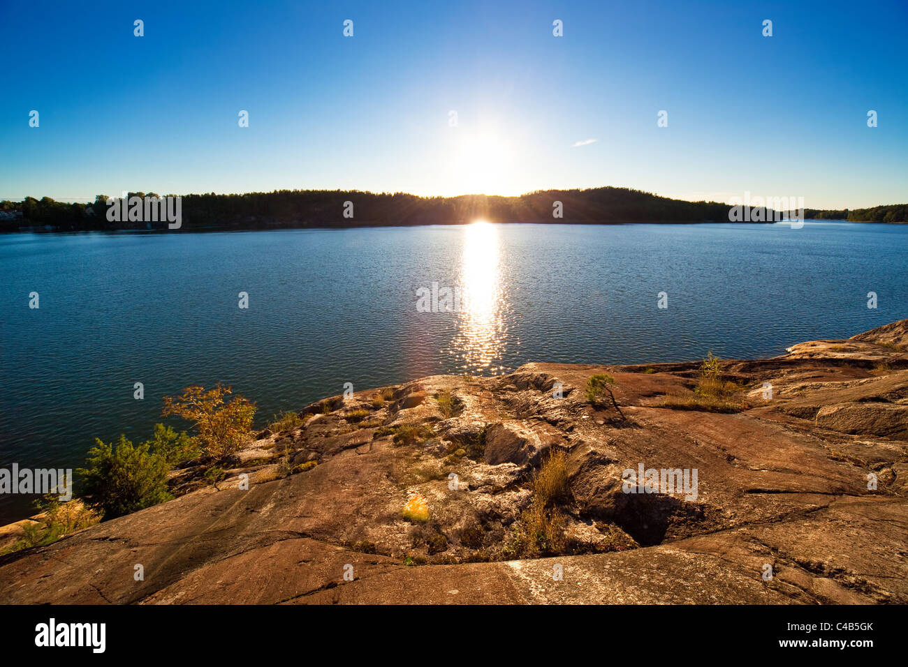 Coucher du soleil sur le lac. La Finlande. Banque D'Images