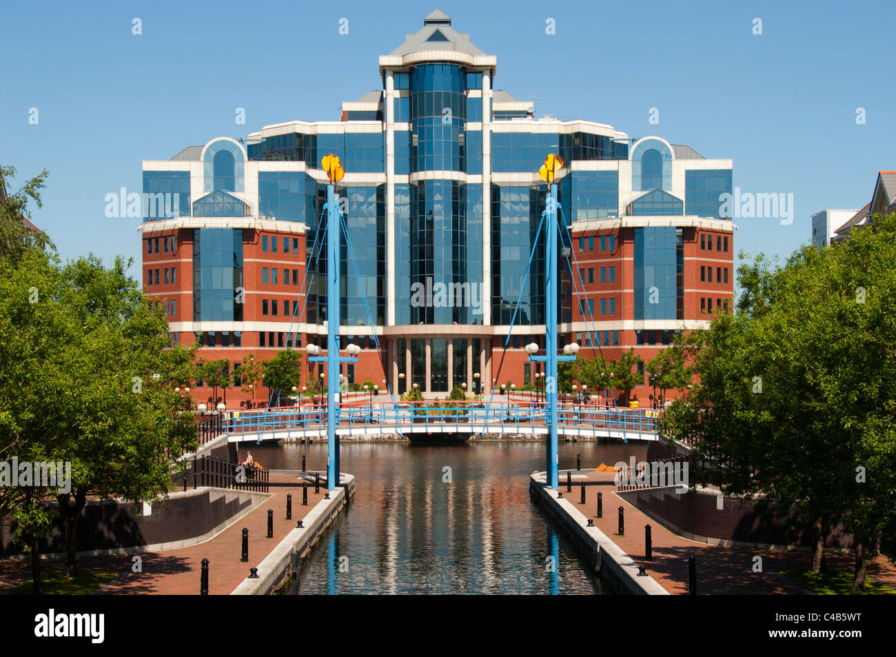 Le bâtiment Victoria et le canal Mariners, Salford Quays, Manchester, Angleterre, Royaume-Uni Banque D'Images