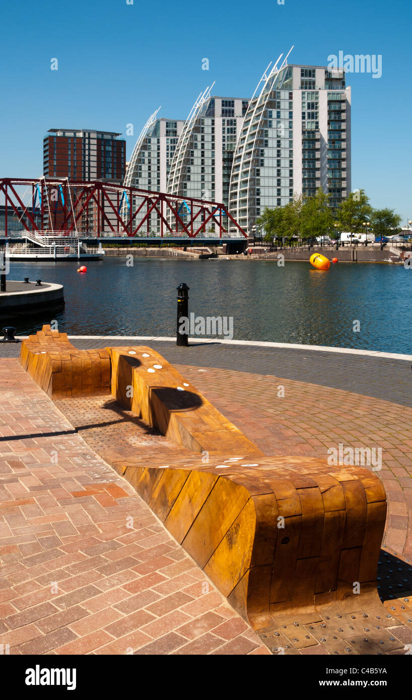 City Lofts et NV appartements sur Erie Basin, Salford Quays, avec une partie de 'Erie's Rests' en premier plan, une sculpture d'Ingrid Hu, Salford, Royaume-Uni Banque D'Images