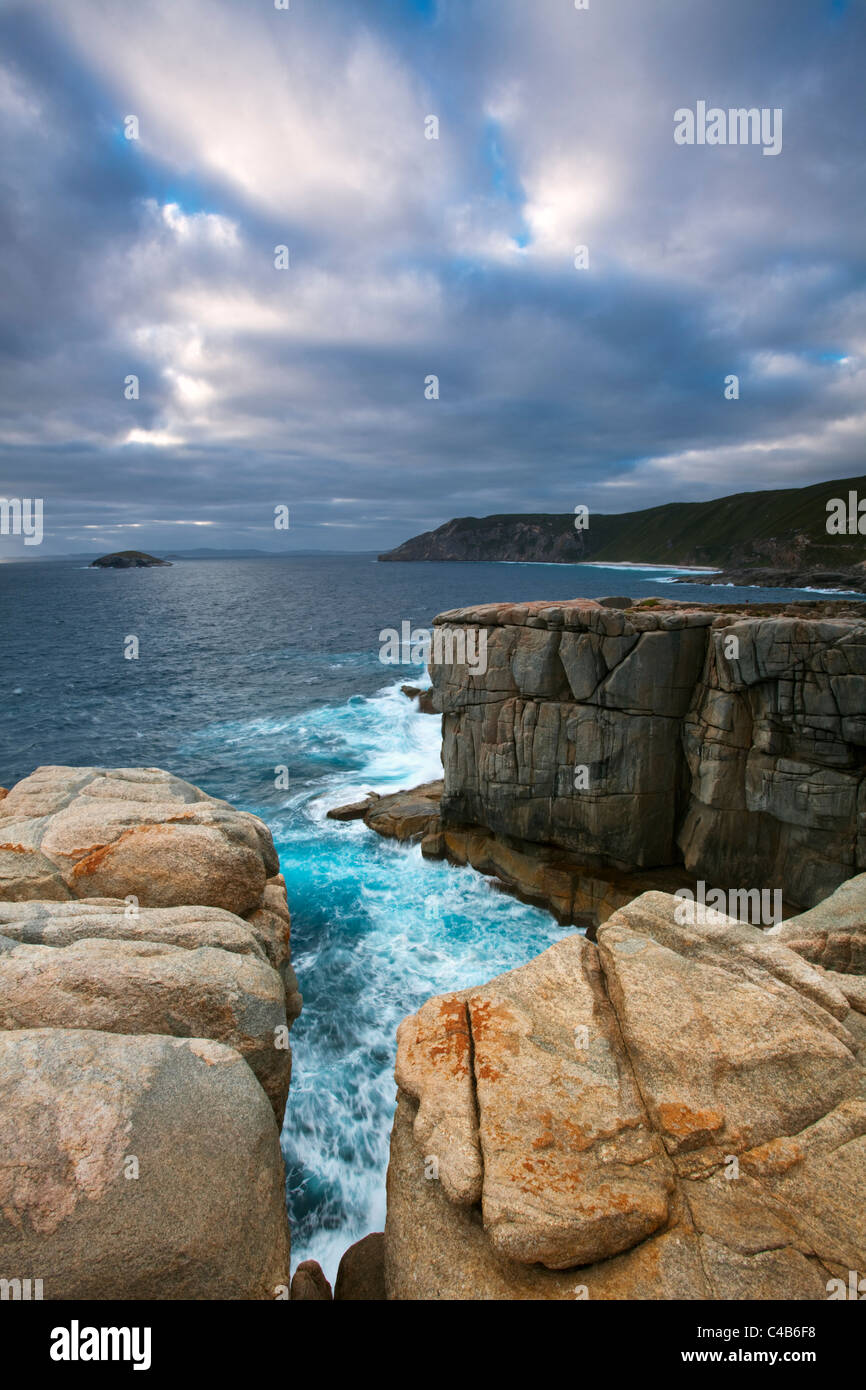 Côte sauvage à l'écart, Torndirrup National Park, Albany, Australie occidentale, Australie Banque D'Images