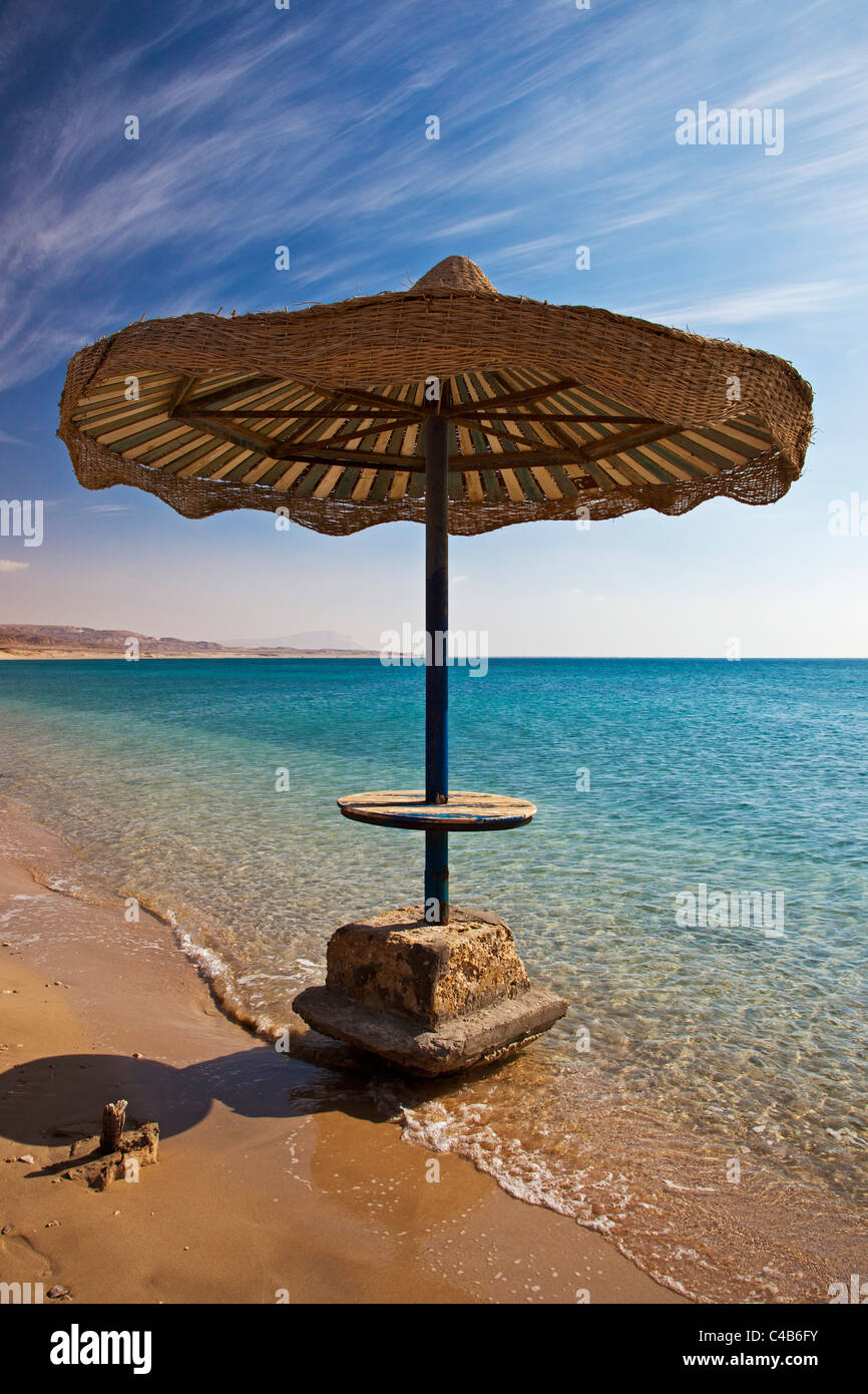 Parasol sur la plage à el makman, Tiyha Janub Sina, Golfe de Suez, la mer Rouge, Sinaï, Egypte Afrique. Banque D'Images