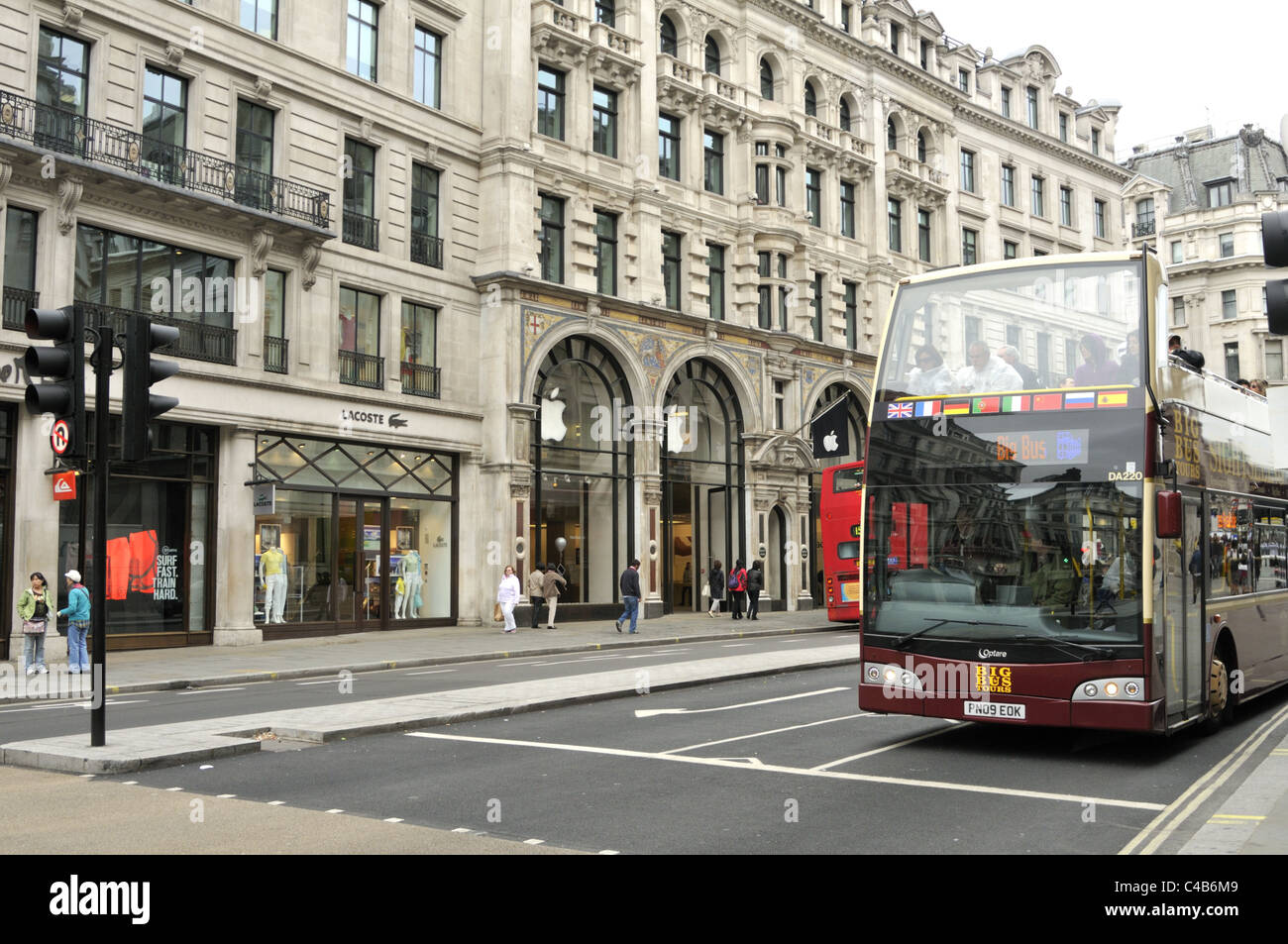 Double Decker open top bus tour d'observation en passant l'Apple store sur Regent Street, à Londres. Banque D'Images