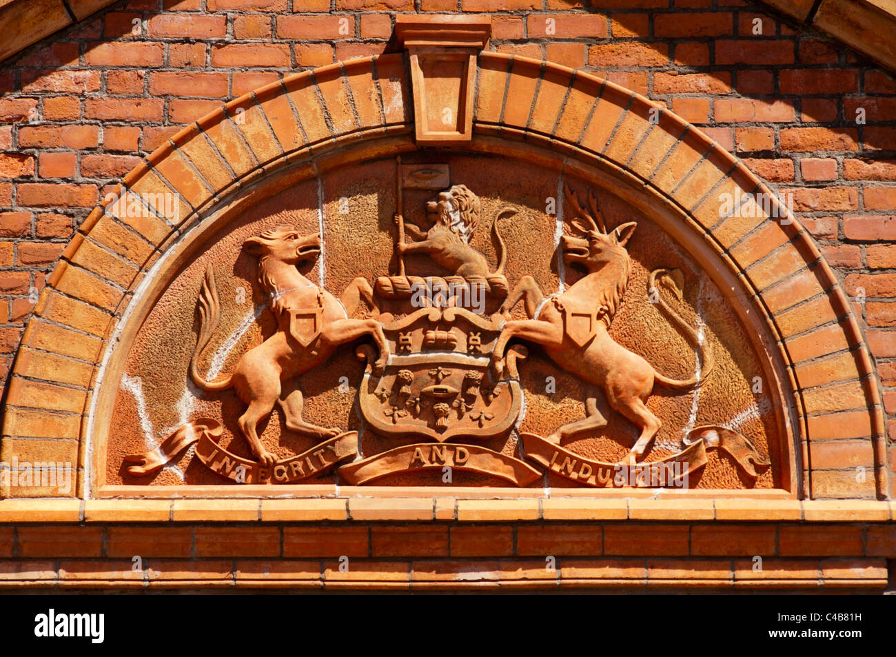 Cimier sur l'entrée de l'ancien modèle de société Salford, Bloom Street, Salford, Manchester, Angleterre, RU Banque D'Images