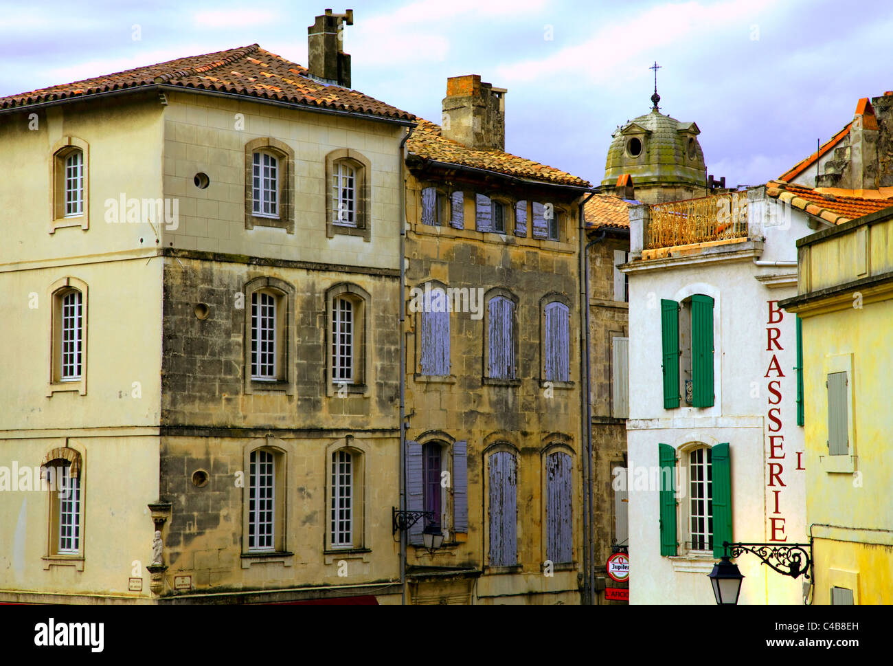 Arles, Bouches du Rhône, France ; façades typiques dans la ville historique Banque D'Images