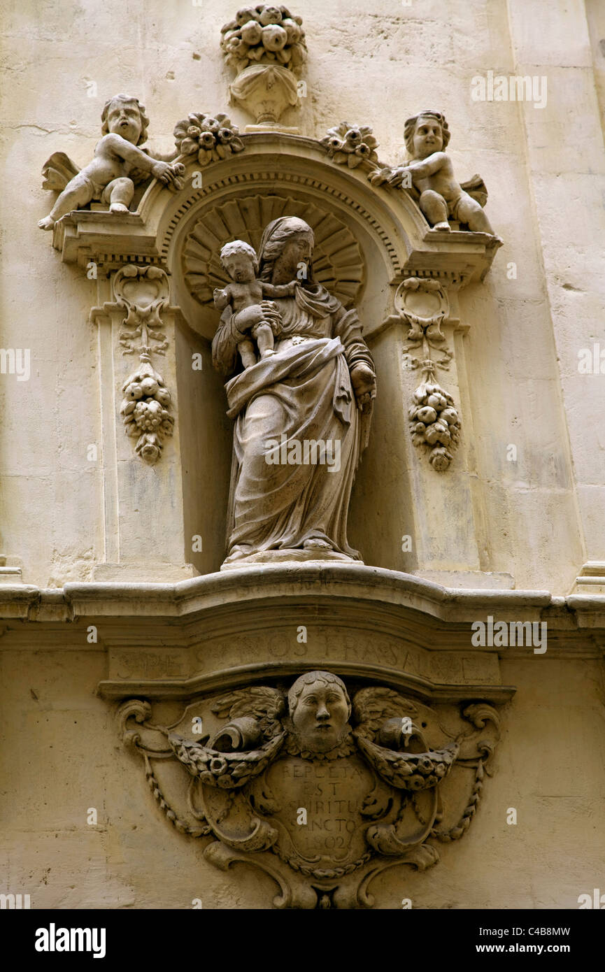 Arles, Bouches du Rhône, France ; petite statue de Vierge à l'enfant sur un coin de rue Banque D'Images