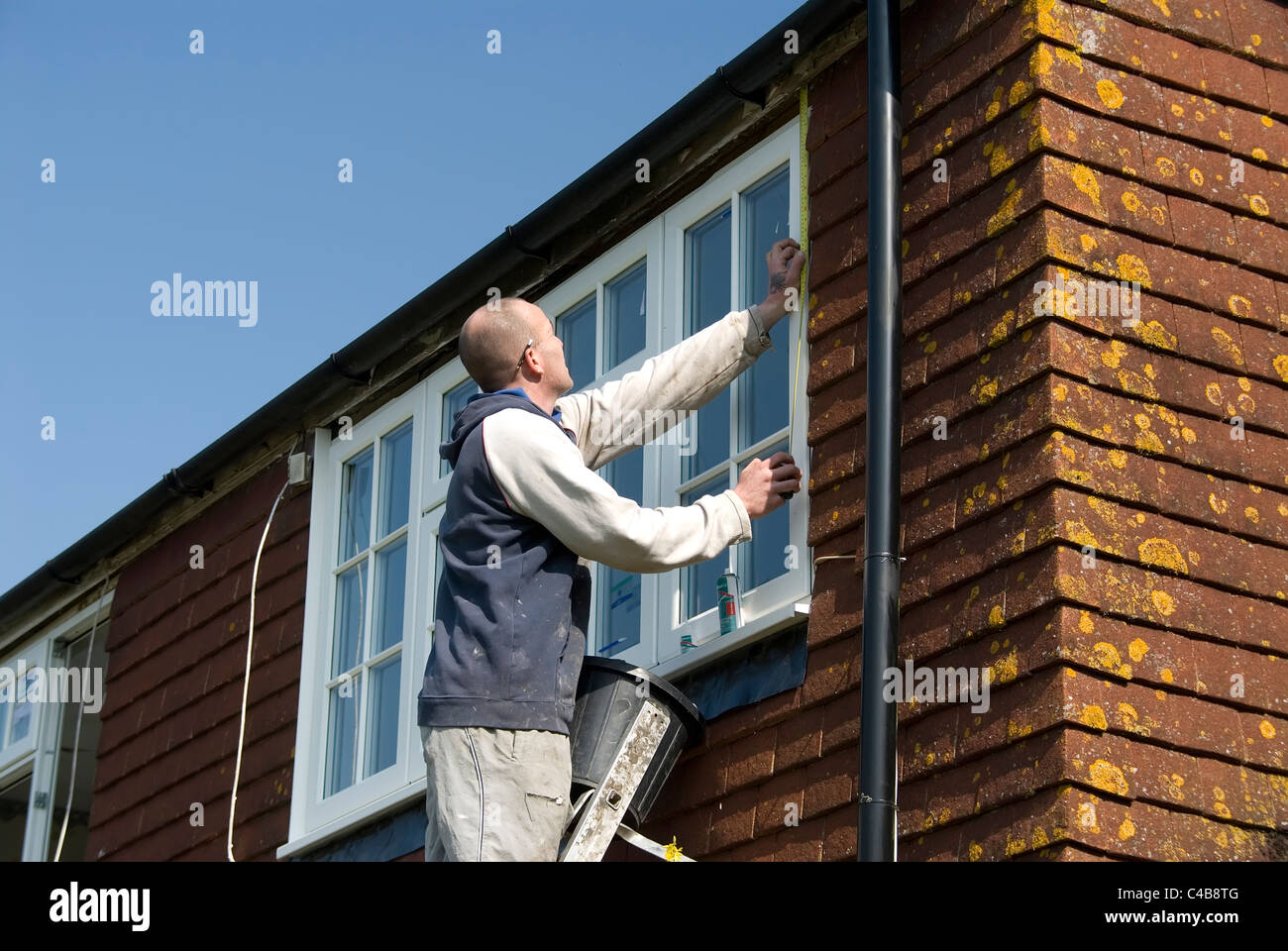 L'installation d'un remplacement efficace de l'énergie nominale du double vitrage sur une vieille maison pour améliorer l'efficacité énergétique Banque D'Images