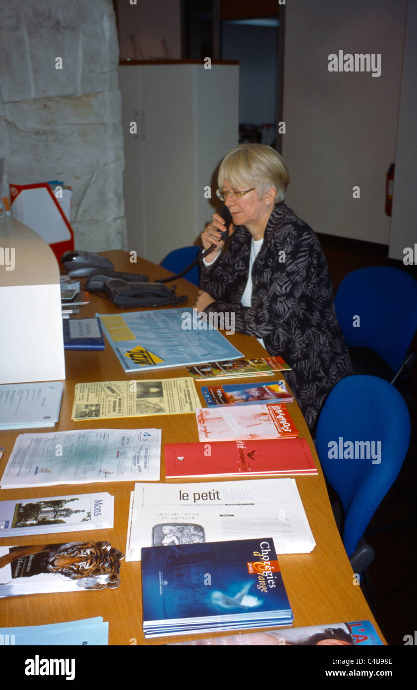 Calais France Office de Tourisme de Woman On Phone Banque D'Images