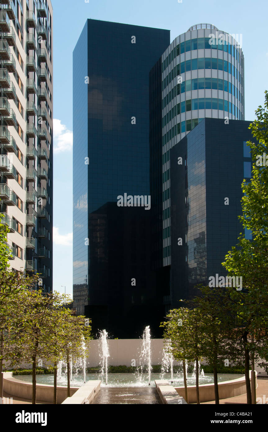Parc de la ville de la tour de bureaux de développement vert trimestre, Manchester, Angleterre, Royaume-Uni. Vallea Court Apartments sur la gauche. Banque D'Images