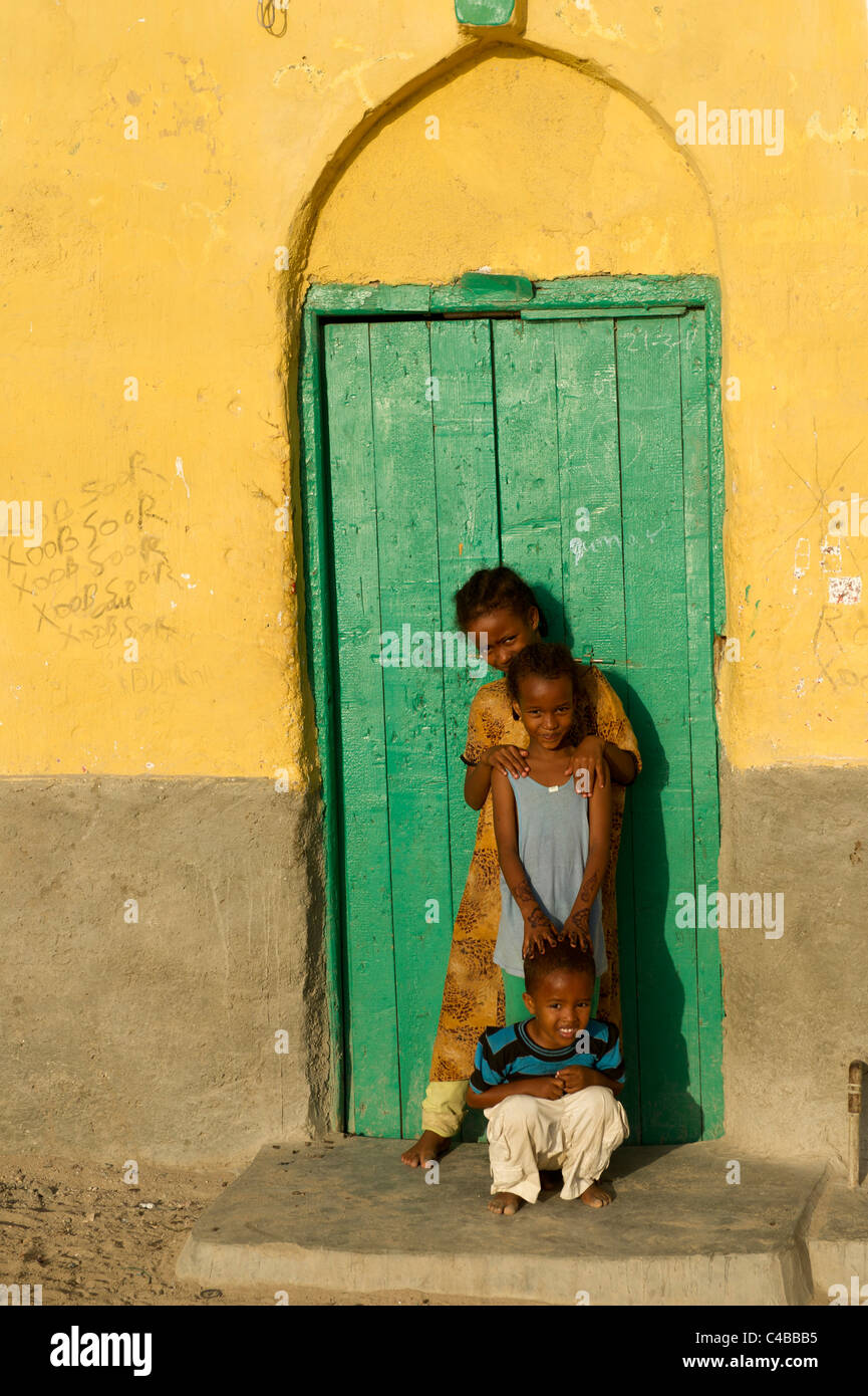 Les enfants à l'extérieur de leur maison, Berbera, Somalie, Somaliland Banque D'Images