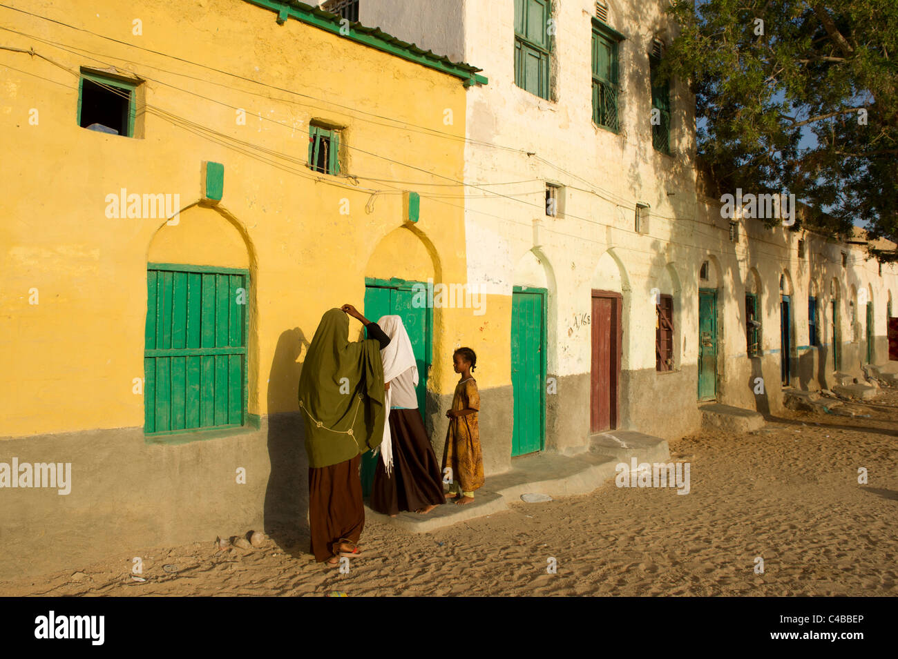 Les filles à l'extérieur de leur maison, Berbera, Somalie, Somaliland Banque D'Images