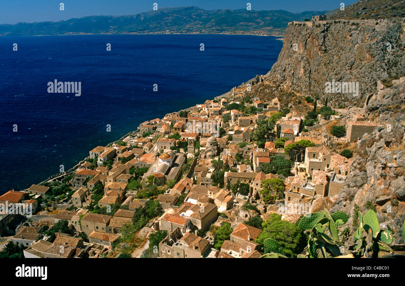 La Grèce, le Péloponnèse, en Laconie, Monemvasia. Des vues spectaculaires de la ville basse sont avait de la Haute Ville de Monemvasia, une ancienne ville forteresse côtière une fois dirigé par les empires Byzantin et Vénitien. Banque D'Images