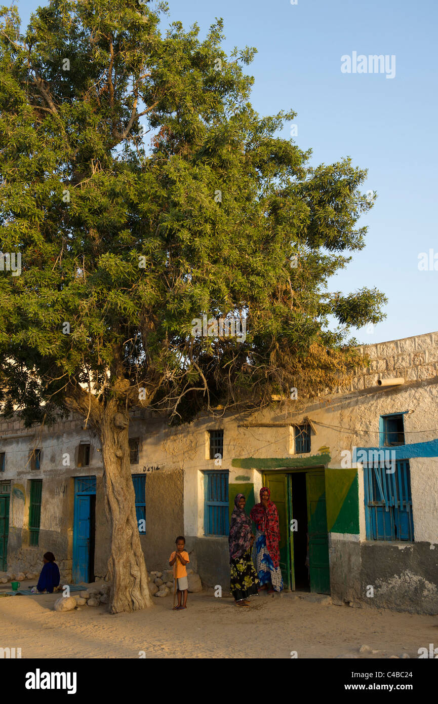 Gens de l'extérieur de leur maison, Berbera, Somalie, Somaliland Banque D'Images