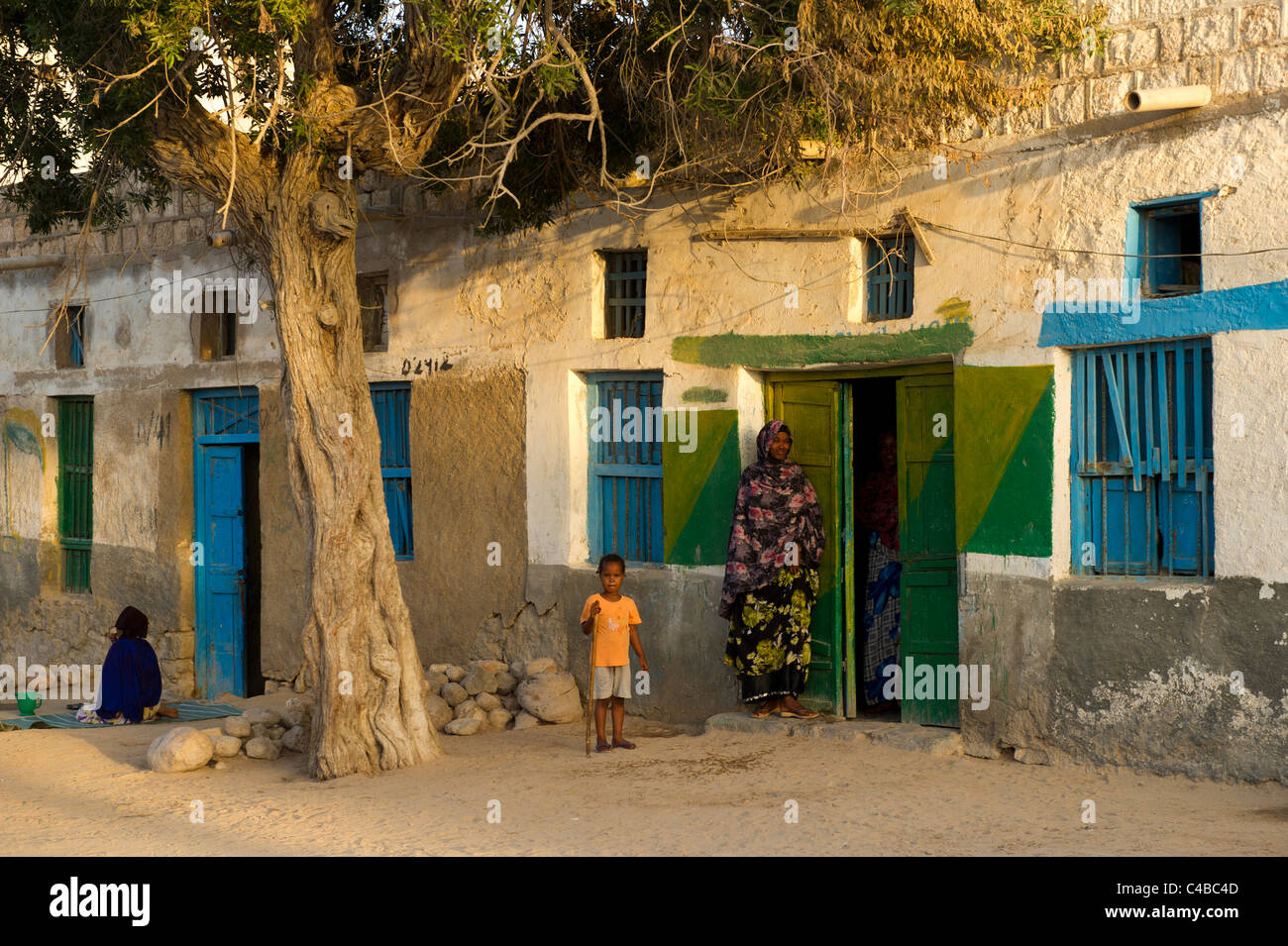 Gens de l'extérieur de leur maison, Berbera, Somalie, Somaliland Banque D'Images