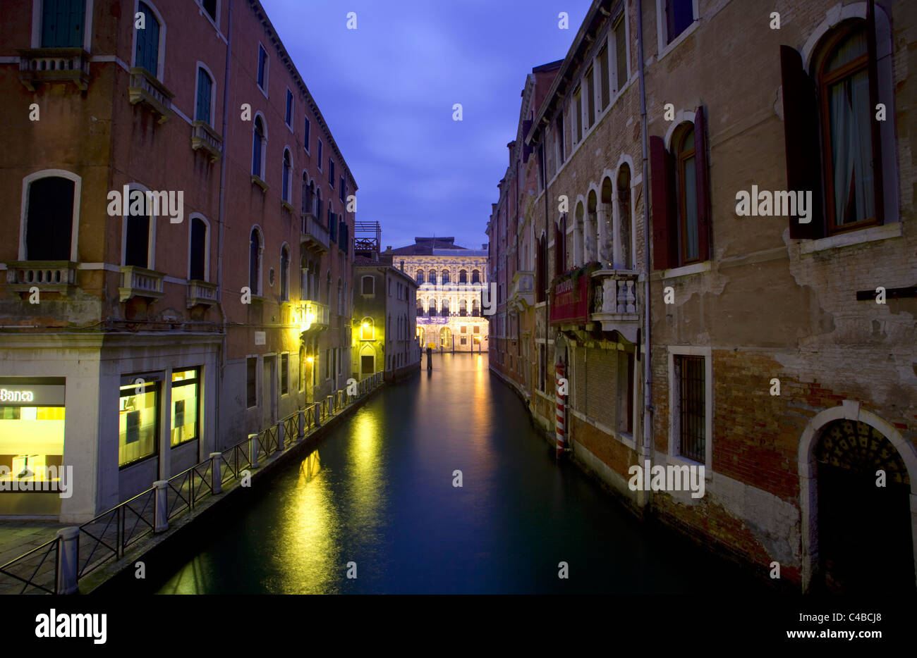 Venise, Vénétie, Italie ; l'un des nombreux canaux conduisant à la Gran Canal Banque D'Images