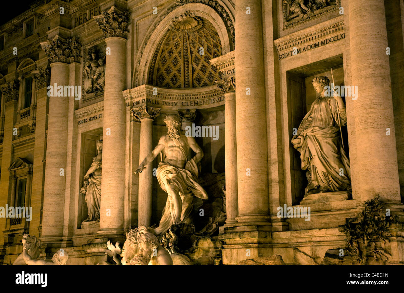 Rome, Italie ; détail de la fontaine de Trevi dans la dernière lumière du soir avec la puissante figure de l'Oceanus, le dieu de l'océan sur un char en forme de coquille au milieu avec les statues de l'abondance et la guérison respectivement gauche et droite Banque D'Images