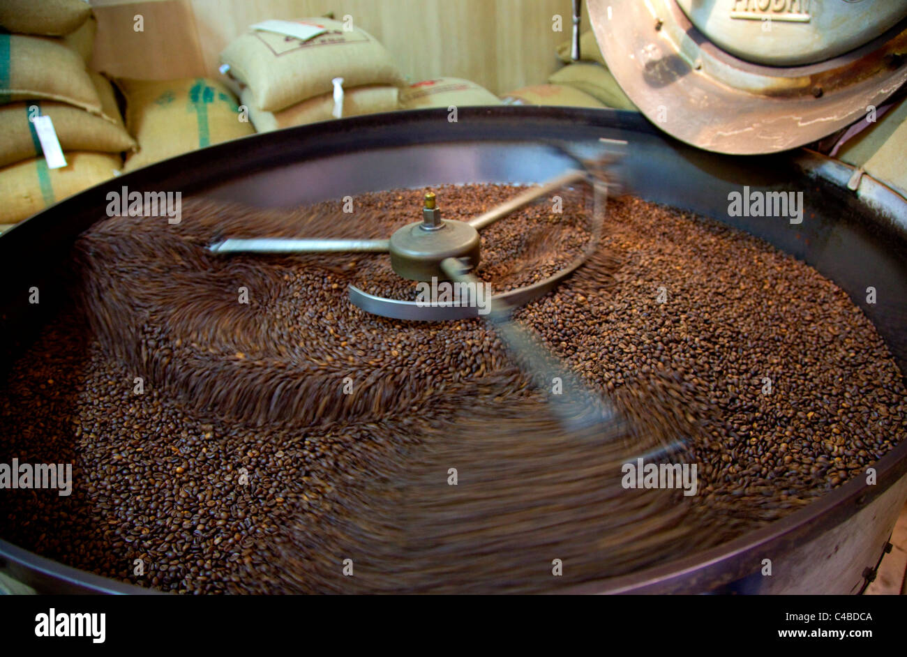 Rome, Italie ; les grains de café juste cuit, refroidi pour être mis dans des sacs pour la distribution - distributeurs de café ont normalement leur propre recette secrète et une prise où l'on peut acheter du café écrasé prêt à l'emploi ou de prendre un verre au bar Banque D'Images