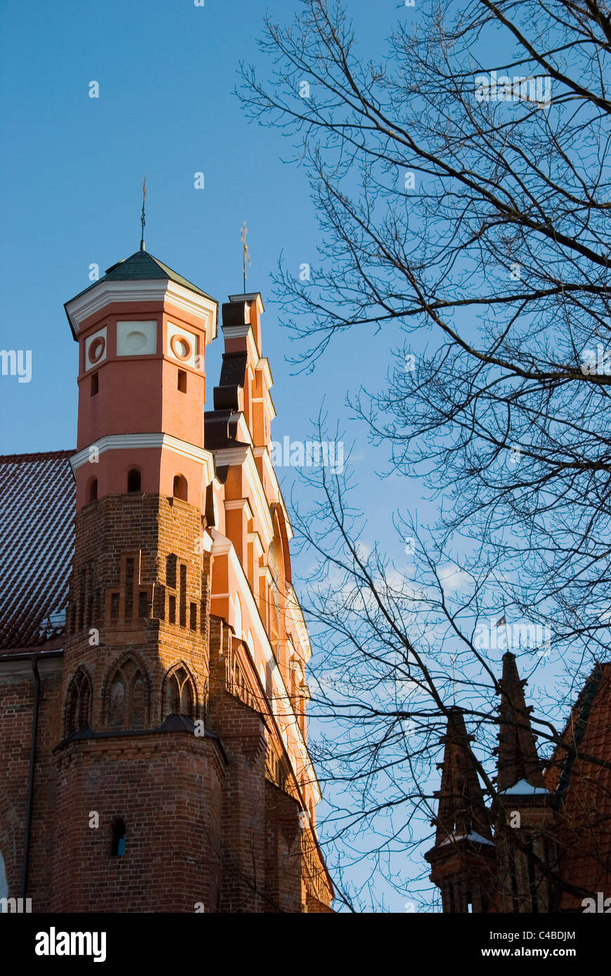 Belle vue de l'architecture. Tours de l'église des Bernardins de Vilnius en Lituanie. Banque D'Images