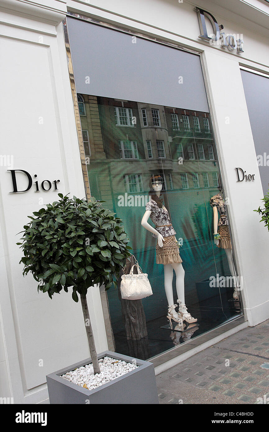 CHRISTIAN DIOR, la maison de couture française point de vente au détail vue  ici dans Sloane Street à Knightsbridge, à un angle extrême aspect Photo  Stock - Alamy