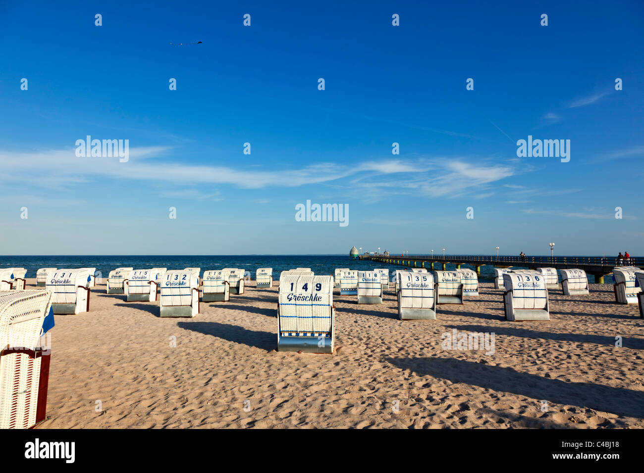 Hooded chaises de plage près de la jetée à Gromitz, sur la côte de la mer Baltique Banque D'Images