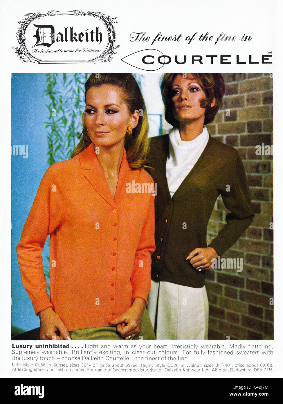 Annonce d'origine pleine page dans le magazine de mode vers 1969 pour les tricots par COURTELLE DALKEITH Banque D'Images