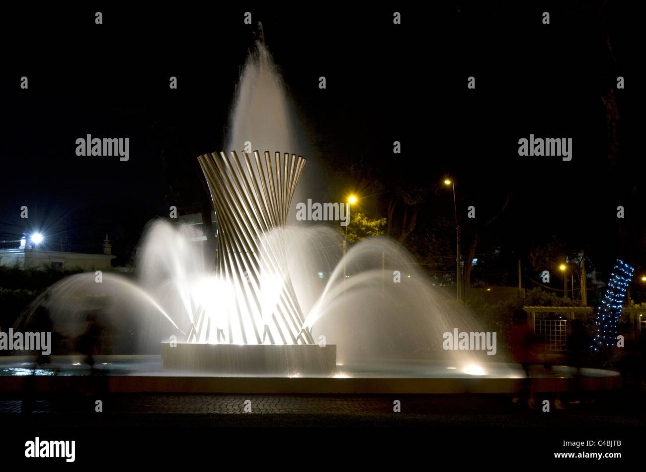 Les fontaines d'allumer dans la nuit dans le circuit magique de l'eau park à Lima, Pérou. Banque D'Images