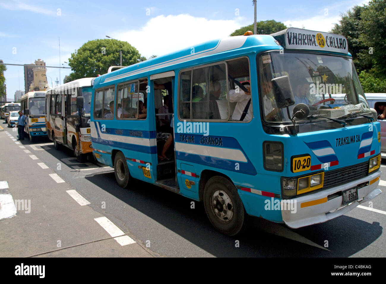 Les transports en bus dans le centre-ville de Lima, Pérou. Banque D'Images
