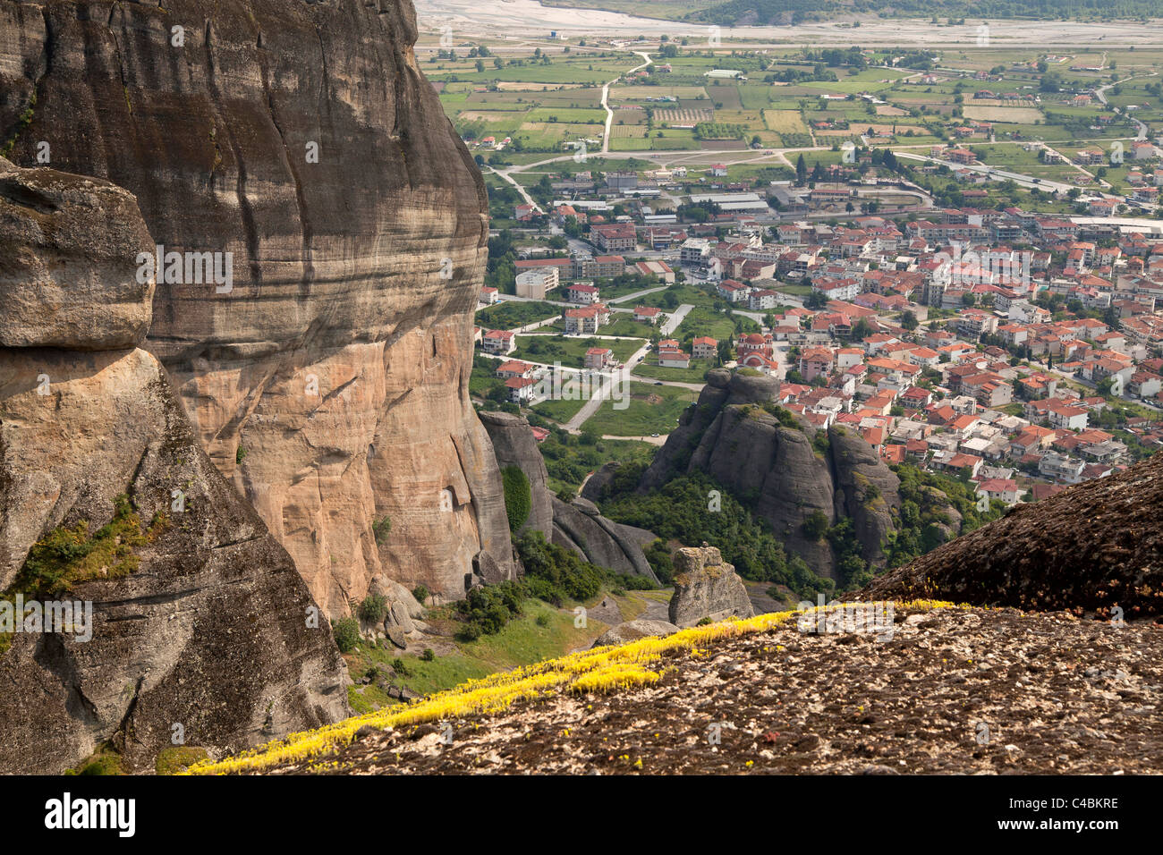 Vue sur la ville de Kalambaka, à proximité de la monastères des Météores dans la plaine de Thessalie, Grèce Banque D'Images