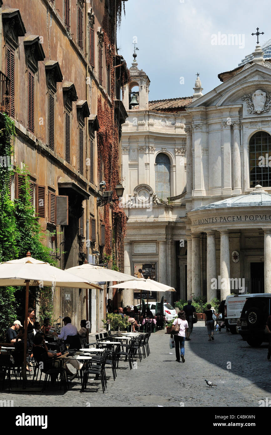 Via della Pace, l'église de Santa Maria della Pace, & l'Antico Caffe della Pace à Rome en Italie. Banque D'Images