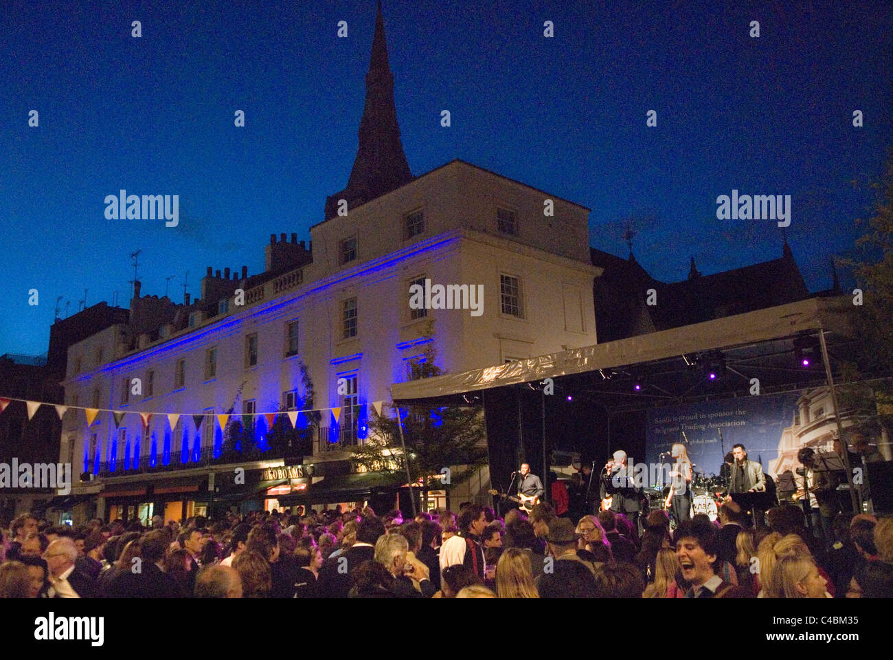 Elizabeth Street, Belgravia London SW1. Summer Street Party Chelsea et Kensington un groupe joue pendant que les habitants de la région et les Londoniens viennent profiter de la musique et rencontrer des amis. Angleterre Royaume-Uni années 2011 2010 Royaume-Uni HOMER SYKES Banque D'Images