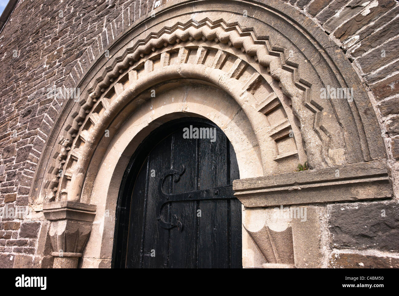 Fronton ornement au-dessus de la porte Ouest de l'église St Mabon Llanfabon  South Wales UK UE Photo Stock - Alamy