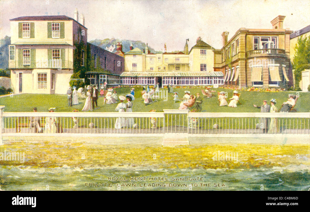 Carte postale de l'hôtel Royal Kent, Sandgate avec de nombreux visiteurs appréciant la pelouse privée vers 1908 Banque D'Images